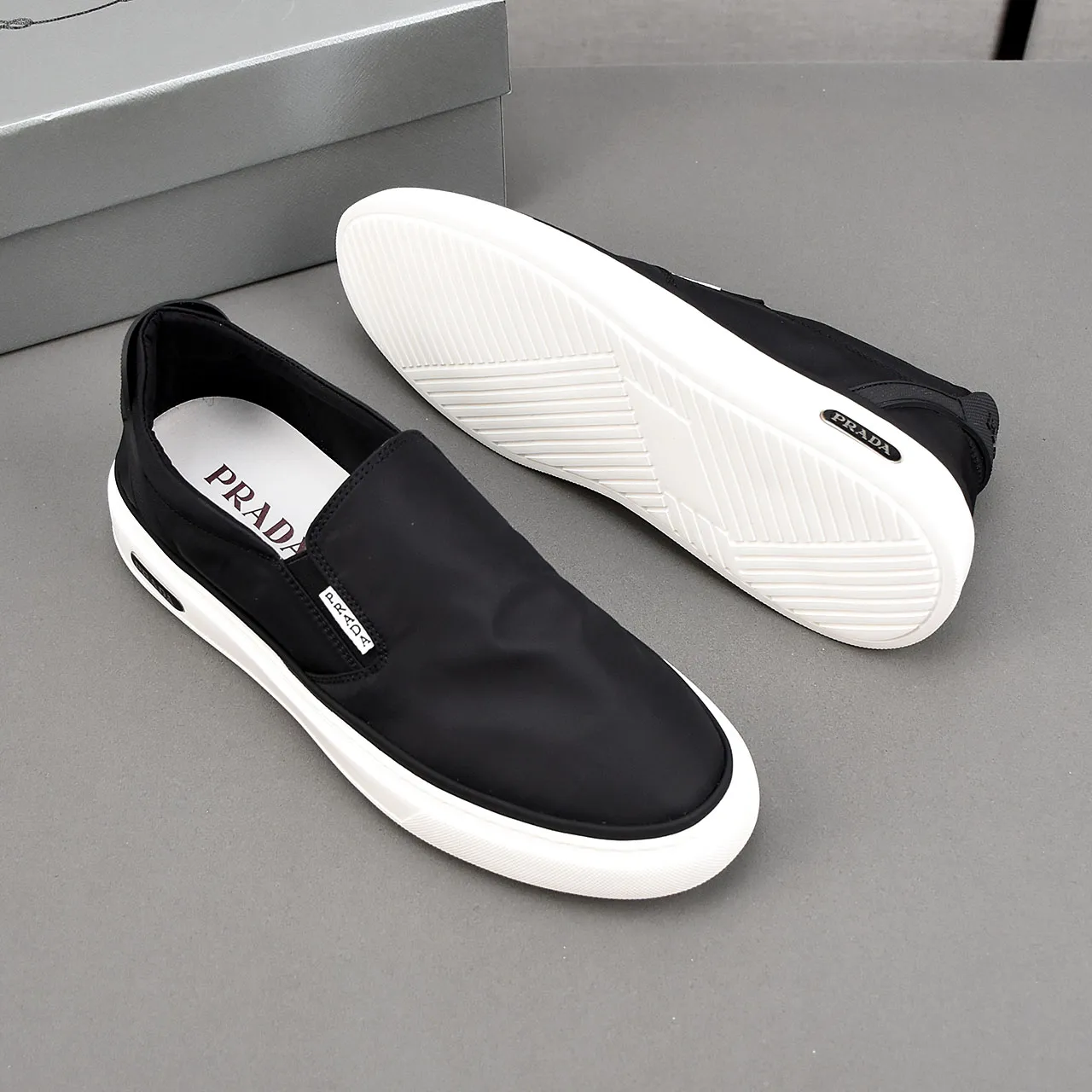 PP400❣️❣️❣️Prada breathable cloth shoes, the upper is made of comfortable and breathable fabric, and the ultra-light soft foam outsole. Men's size 39-44.